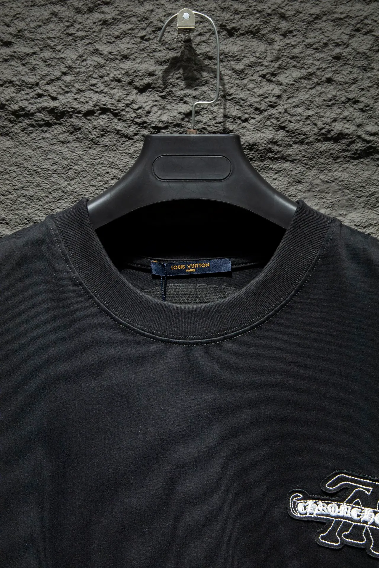 P160 🆕Chrome Hearts os version is really charming and Chrome Hearts is really a must-have. Each season's new version is made to the extreme. It is very practical and can be worn casually. Nice✔️ - ⚠️100% cotton. It is made of 32-count double yarn, 260-gram weight fabric and imported knitted carded cotton. It has moderate thickness, drape and contour, and the upper body is comfortable! ! It is very tolerant to fat body types and can instantly lose five pounds after wearing it!  Front panel #Back panel Simple elements# Artistic arrangement of English letters. Imported Tajima high-density heavy-duty embroidery technology. The font is three-dimensional and full. The letters are adjusted according to the original details and imported machine embroidery. The thickness is moderate. Handmade elements are added to the body, which greatly increases the interest of the clothing; unique visual effects. After special fraying effect treatment, a unique distressed effect is formed. An irregular hem is added to the version. This year, Crow Heart is focusing on the version. In the past two years, the oversize version has become the focus of the trend. It has also been a popular staple in the past two years. The change of designers has made this brand an instant hit. The progressive fashion of the times also needs the blood impact of fresh elements and trendy designs in order to continue its glory! It’s stylish both inside and outside, a must-have for high street travel! An absolute "eye-catching style" that can match couples 💏 Color: Black White Size: S M L XL